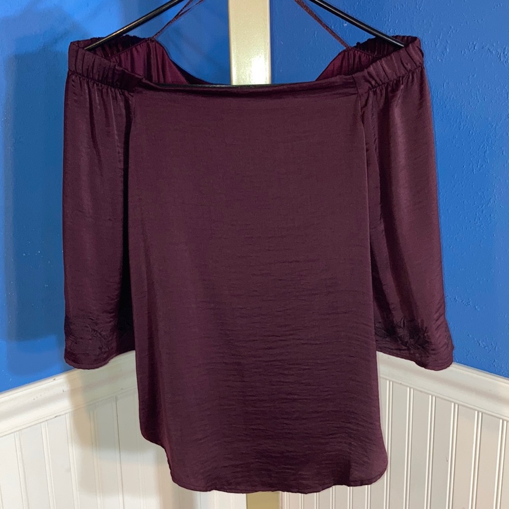 🦋 3 for $12 🦋 Jennifer Lopez satin off-the-shoulder blouse